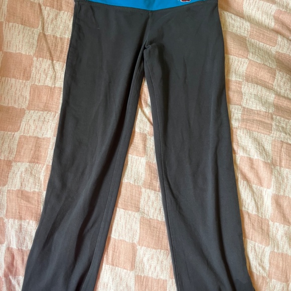 Flared Hollister Yoga Pants - Picture 3 of 3